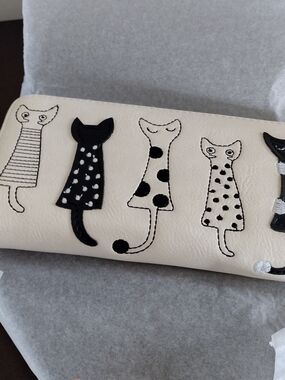Stylish Cream Cat Pattern Wallet – Black & White Design